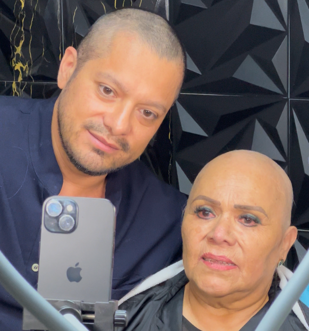 Perder el cabello no es solo un cambio físico, es un golpe emocional profundo.
En este momento, Víctor Oliva decidió raparse junto a ella para recordarle que no está sola,
que su lucha importa y que su dignidad permanece intacta.