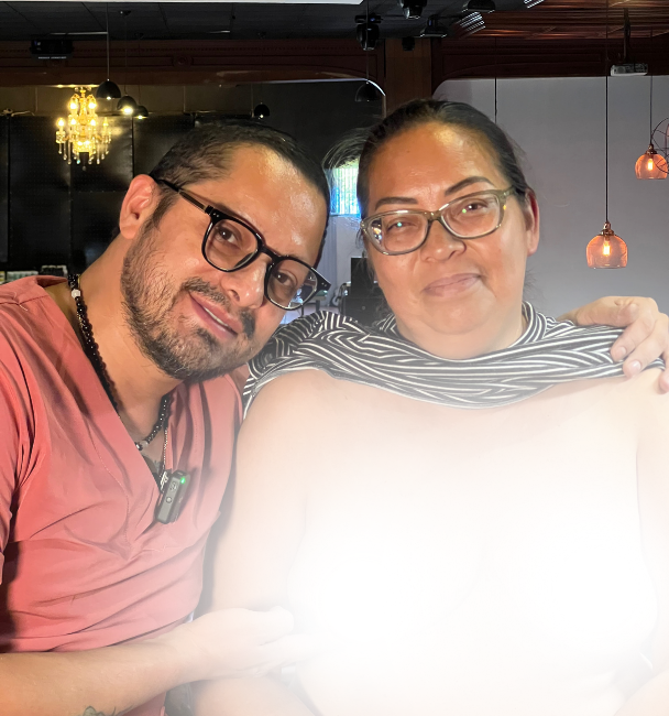 Víctor y una de las pacientes, sonriendo juntos después del procedimiento.
La imagen fue tomada al finalizar una jornada de reconstrucción por micropigmentación,
realizada durante un evento en Ciudad de México.